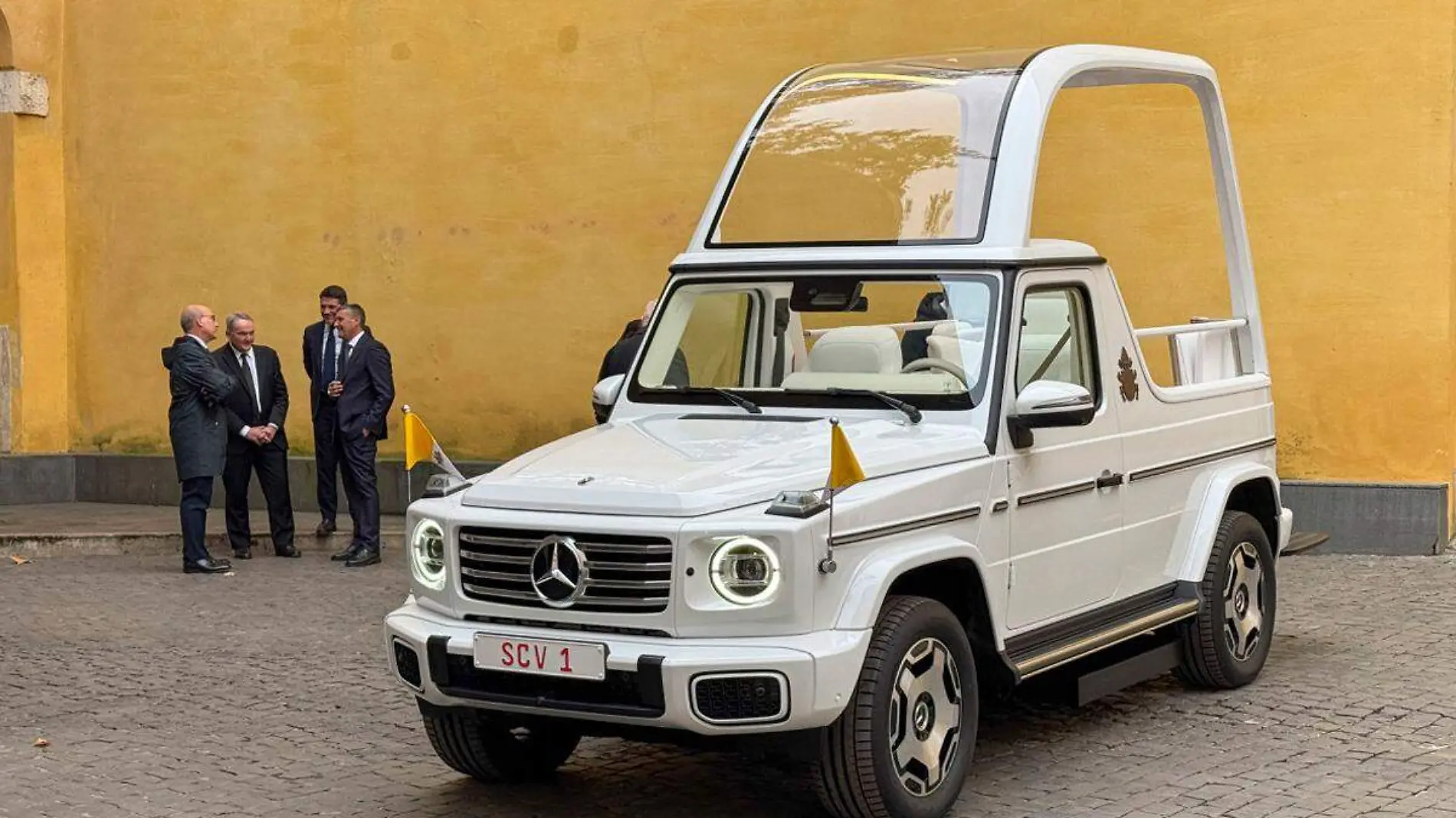 Papa Francisco Papamovil de Mercedes Benz